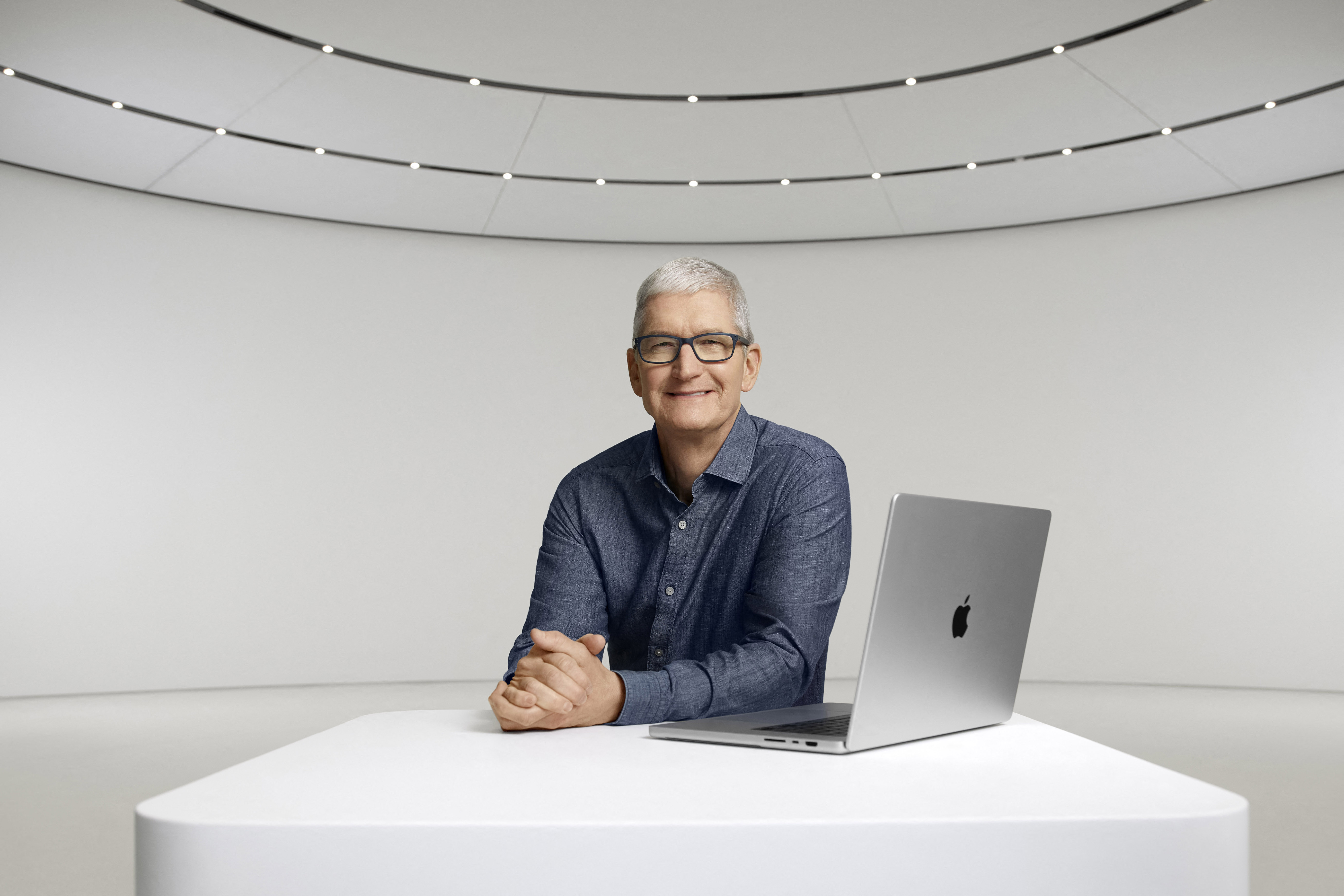 Tim Cook Macbook Pro Apple TV Plus macOS