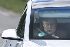 Elon Musk maakt zich niet bij iedere Tesla-rijder populair door zijn recente acties.