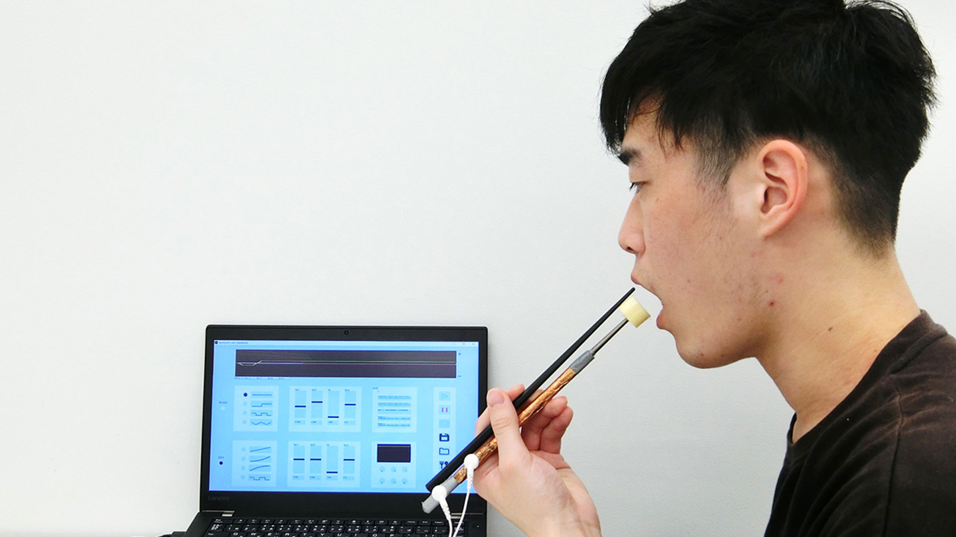 Sushi eten met speciale eetstokjes