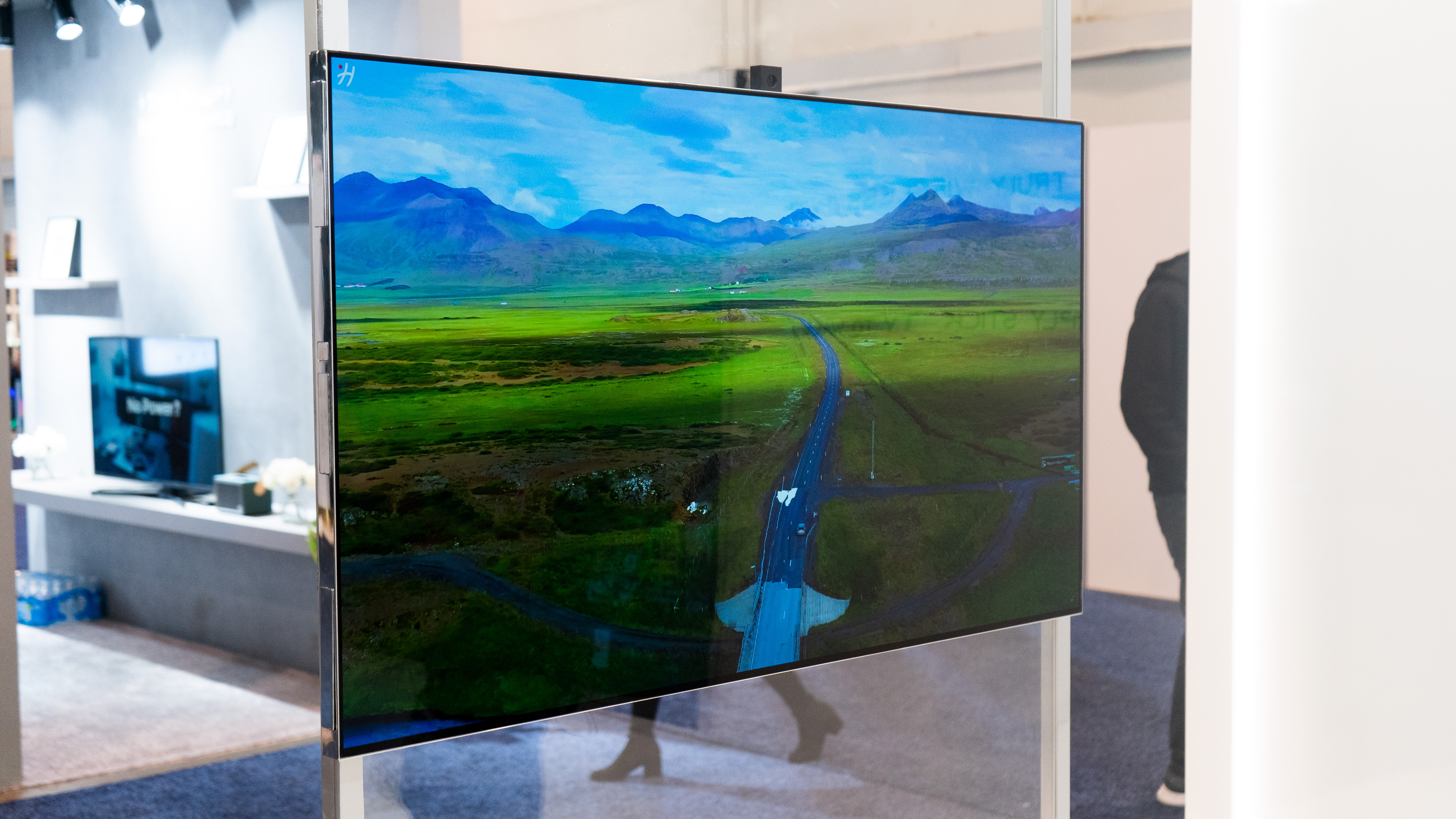 Bizar dure smart tv is draadloos en kun je overal opplakken