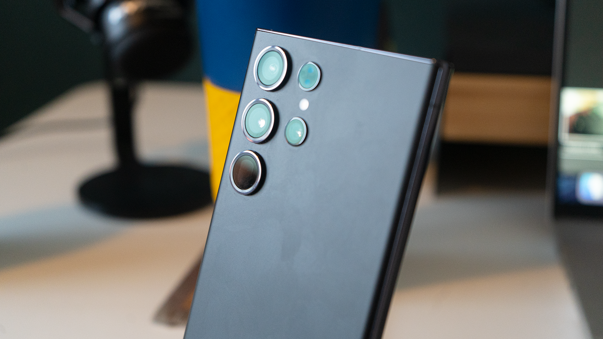 Samsung Galaxy S23 Ultra, iPhone 14 Pro, Android, iOS