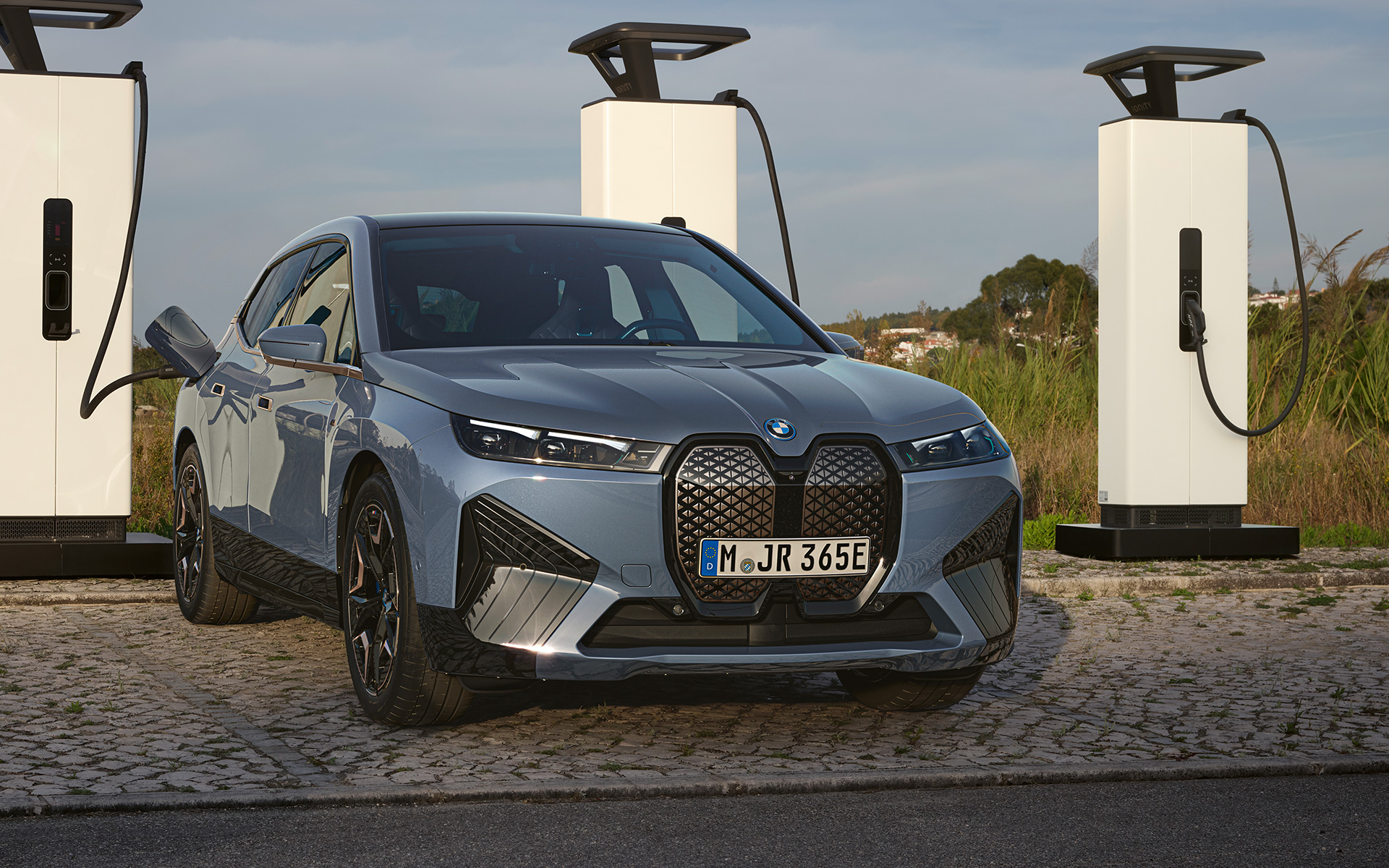 Waarom je jouw iPhone 15 echt niet moet opladen in een BMW