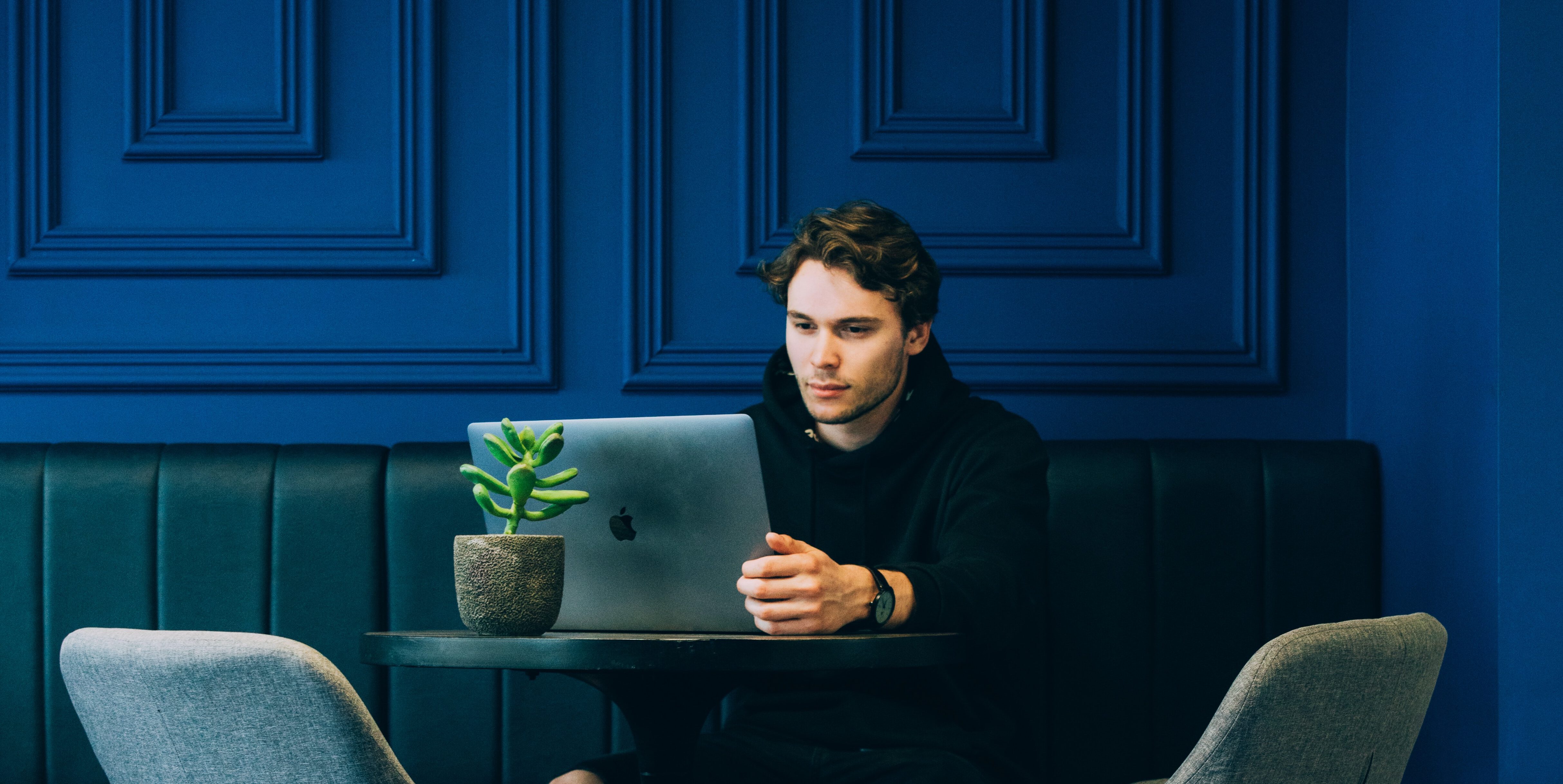 Man werkt met MacBook