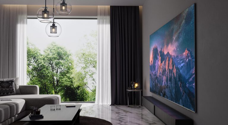 TCL maakt enorm dure smart-tv die te groot is voor je woonkamer