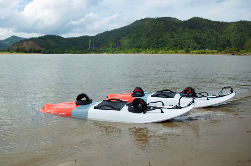 Twee elektrische surboards van Cyrusher in het water