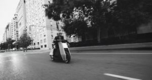 P1: elektrische scooter geïnspireerd op Tesla Cybertruck