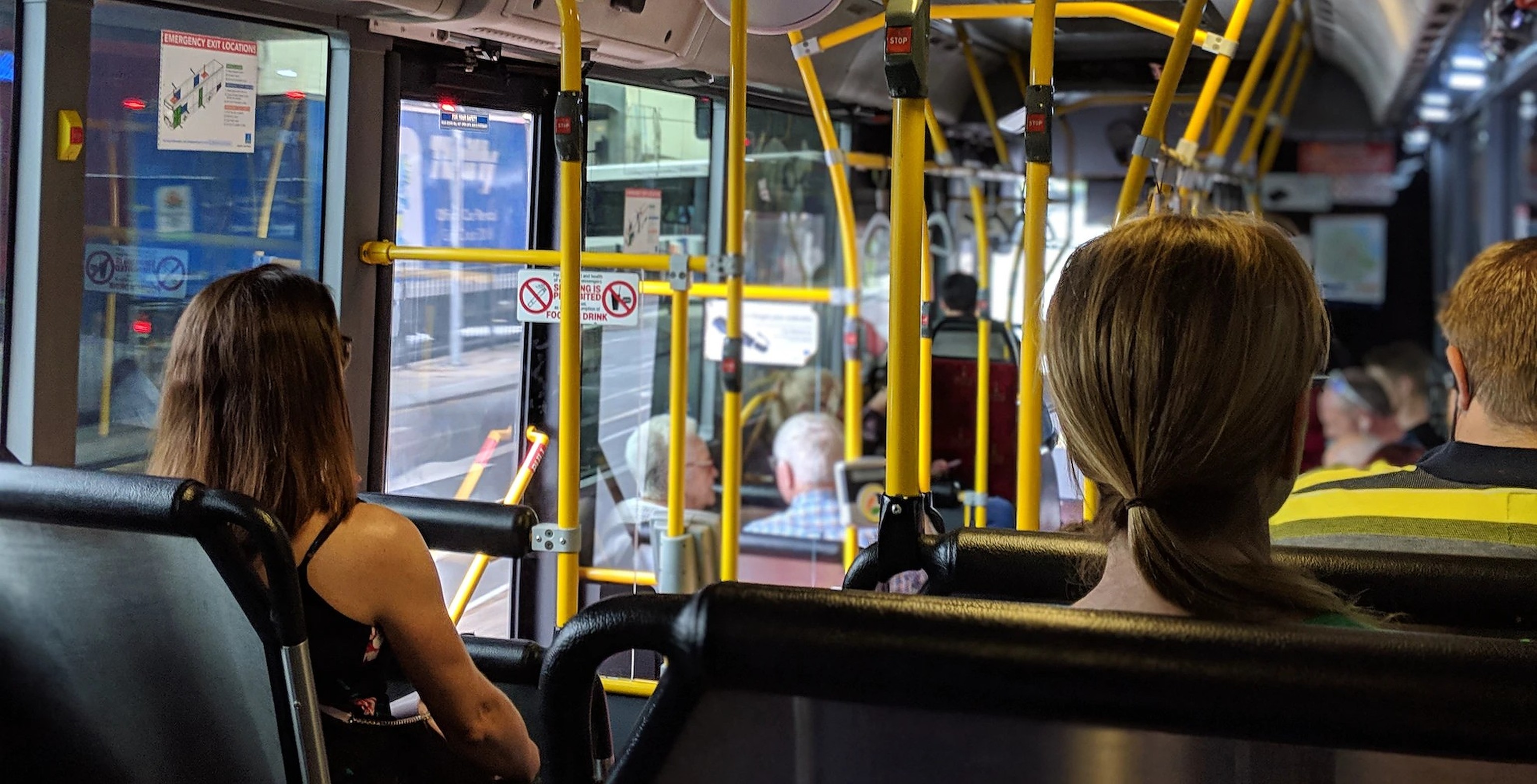 5 apps voor in het openbaar vervoer