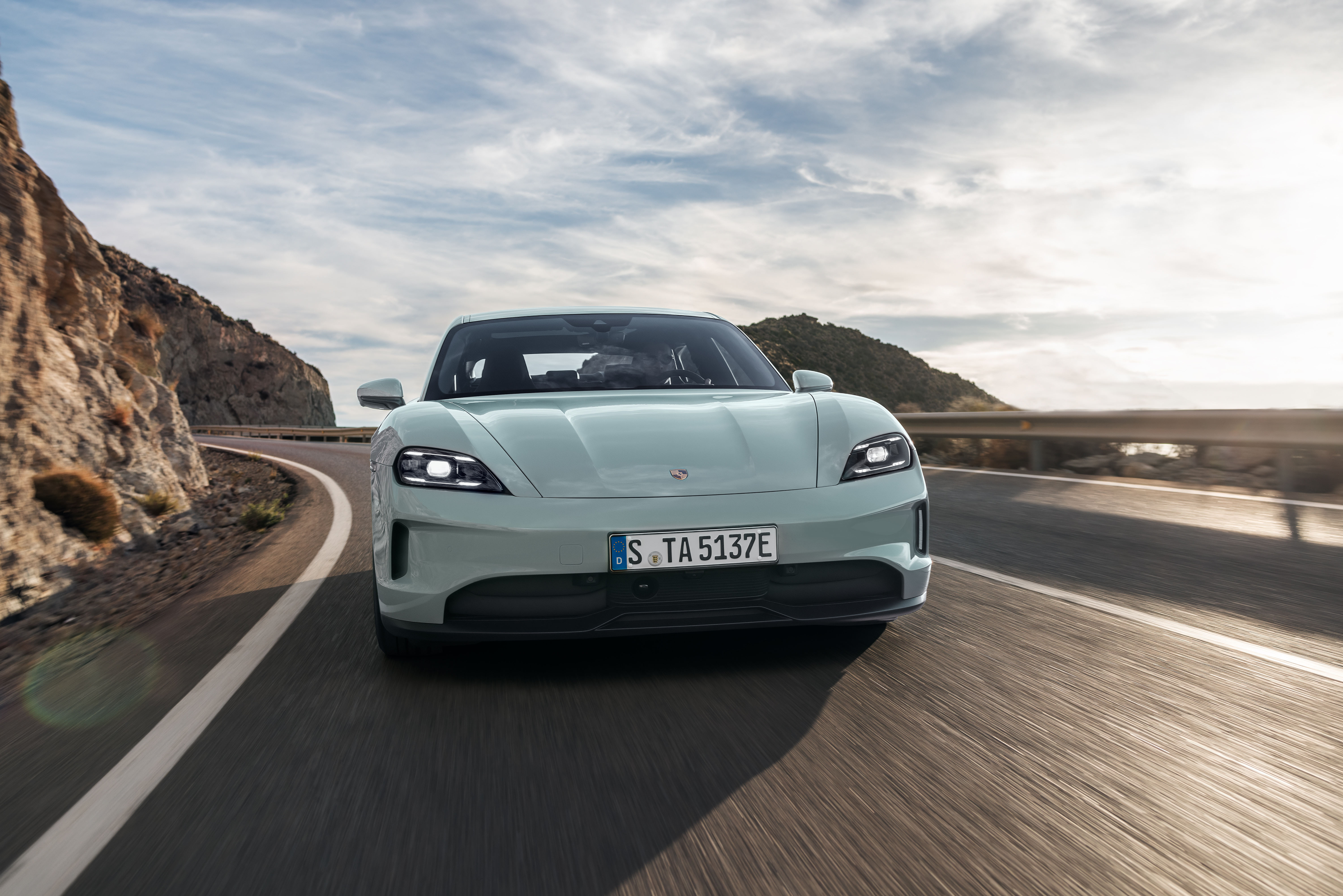 Porsche Taycan is nog snellere elektrische auto, maar hoe zit het met de actieradius?