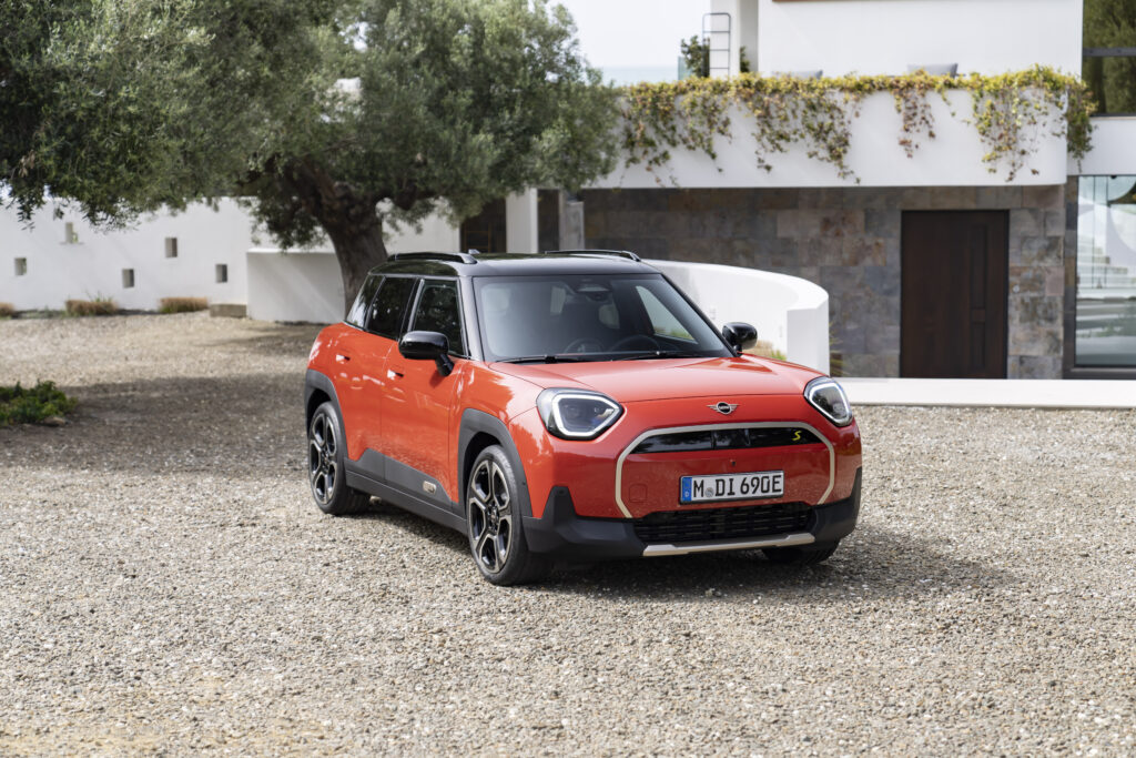Mini's nieuwe elektrische auto heeft altijd een hond aan boord
