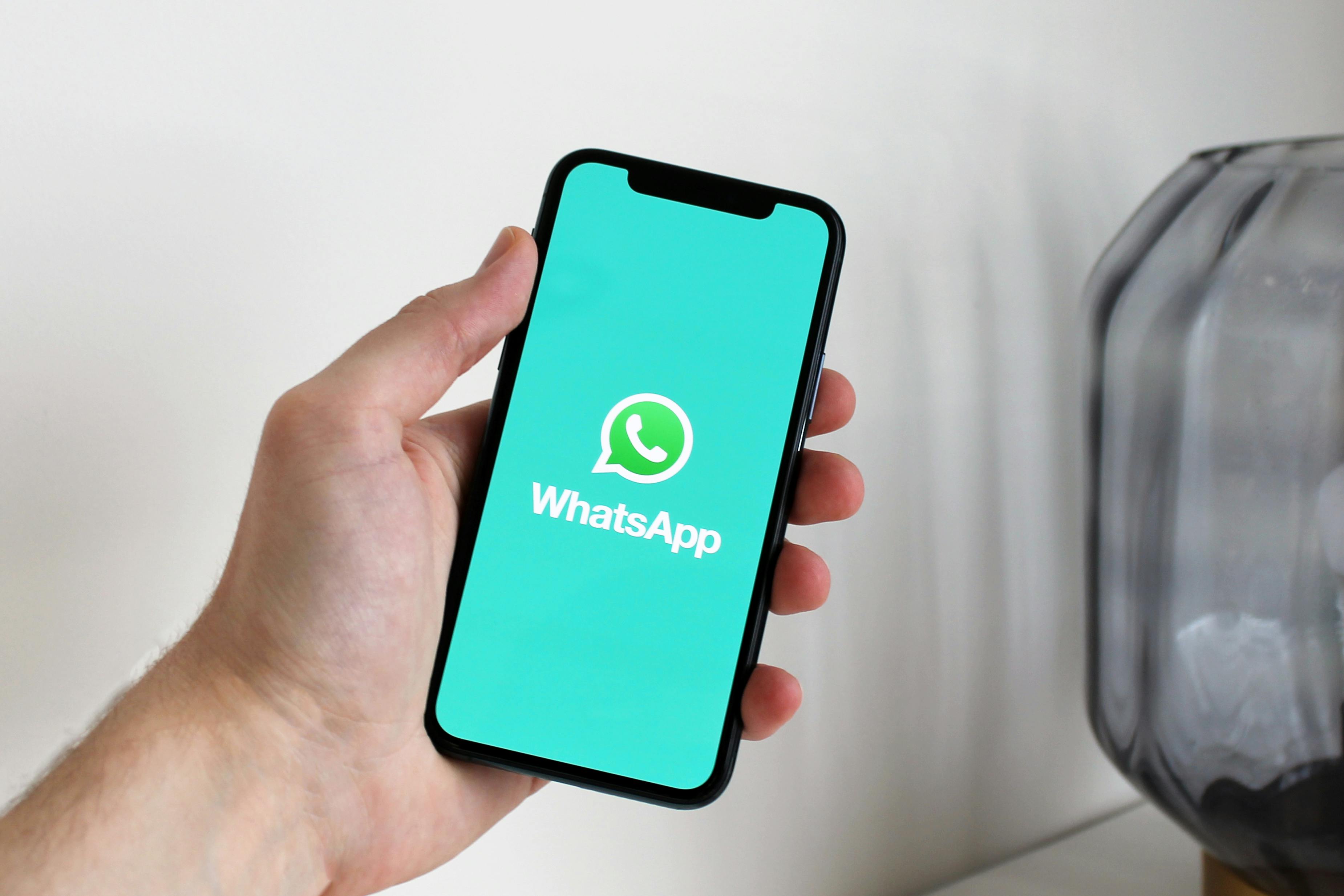 WhatsApp lijkt net voor het nieuwe jaar een functie toe te voegen die van een bericht een feestje maakt. Android-gebruikers konden de functie al gebruiken.