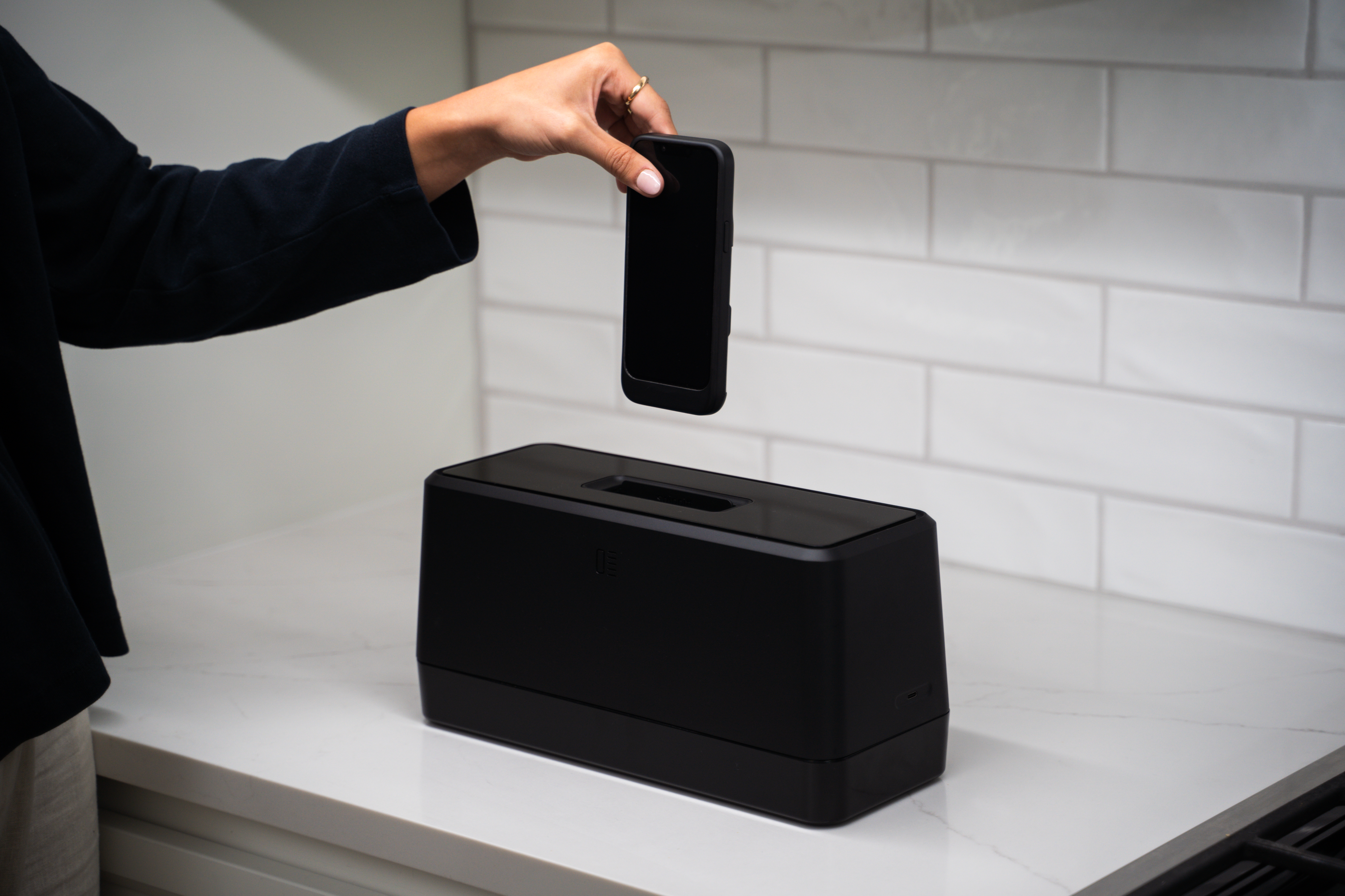 Een lege telefoon is natuurlijk super irritant. Een nieuw apparaat, dat lijkt op een broodrooster, moet ervoor gaan zorgen dat je daar nooit meer last hebt.