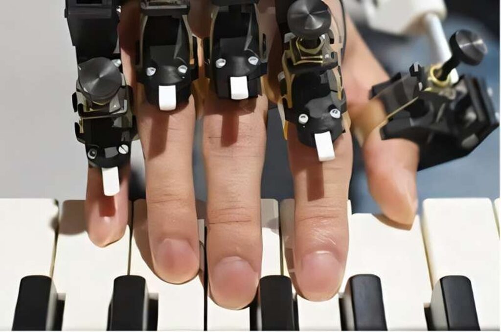 Deze bizarre robot voor je hand leert je in no-time piano spelen