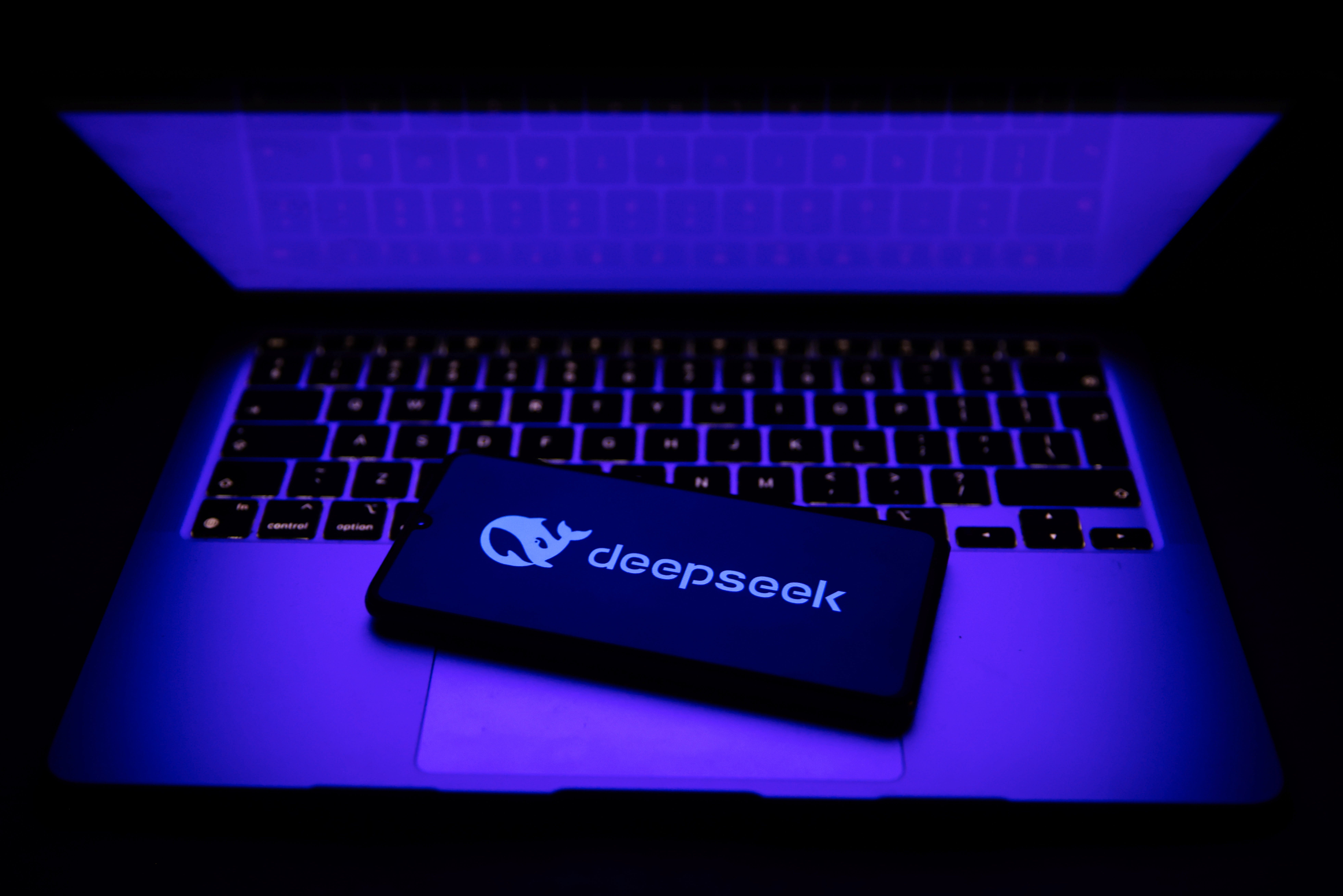 De Autoriteit Persoonsgegevens waarschuwde vorige week voor de Chinese AI-chatbot DeepSeek. Privacy First vindt dat dat niet ver genoeg gaat.