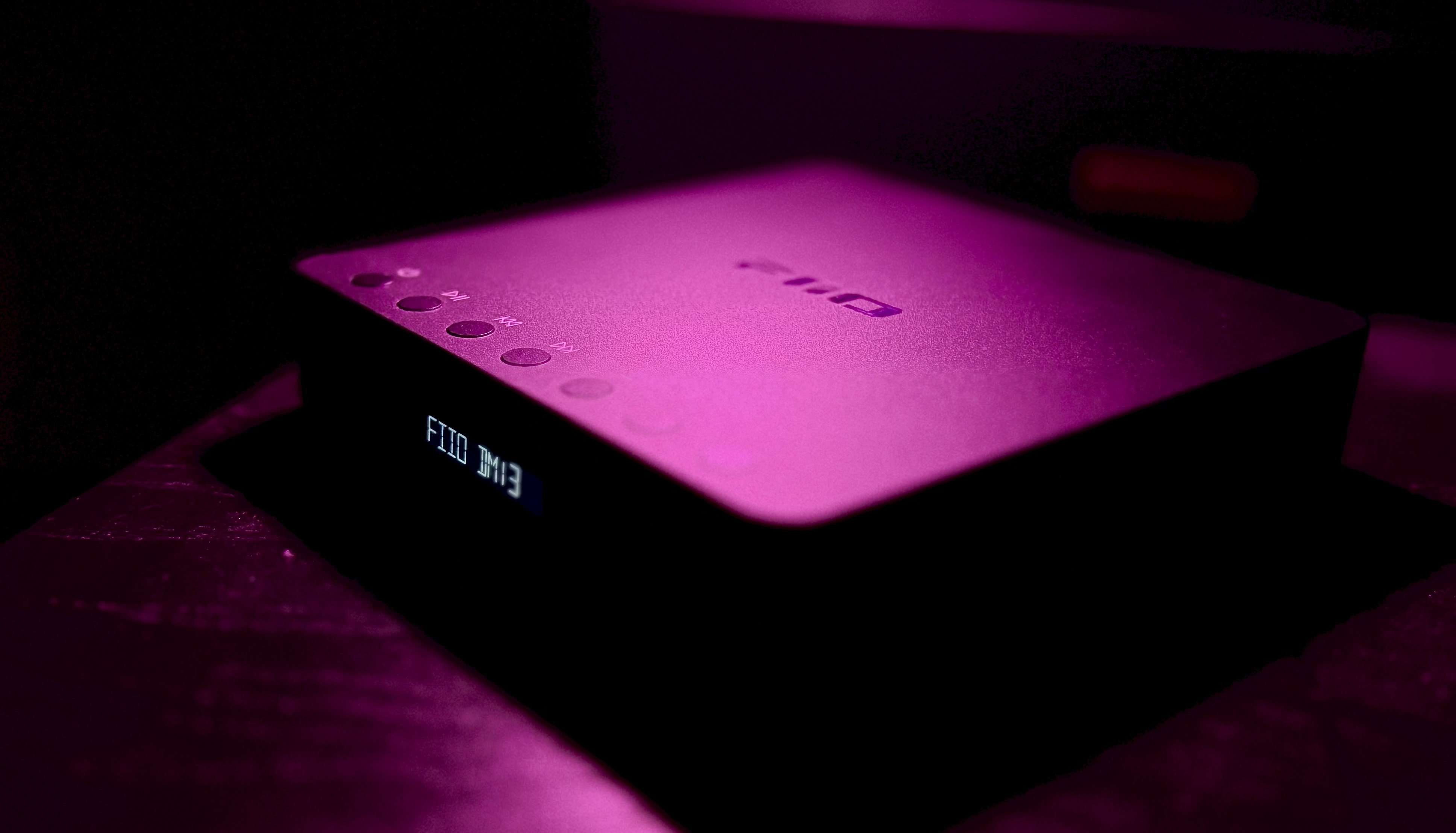 WANT-Redacteur Sebastiën Hoek heeft een fascinatie voor retro tech en audio. En deze twee komen samen in de FiiO DM13. Een discman die je kan gebruiken met een draadloze koptelefoon.