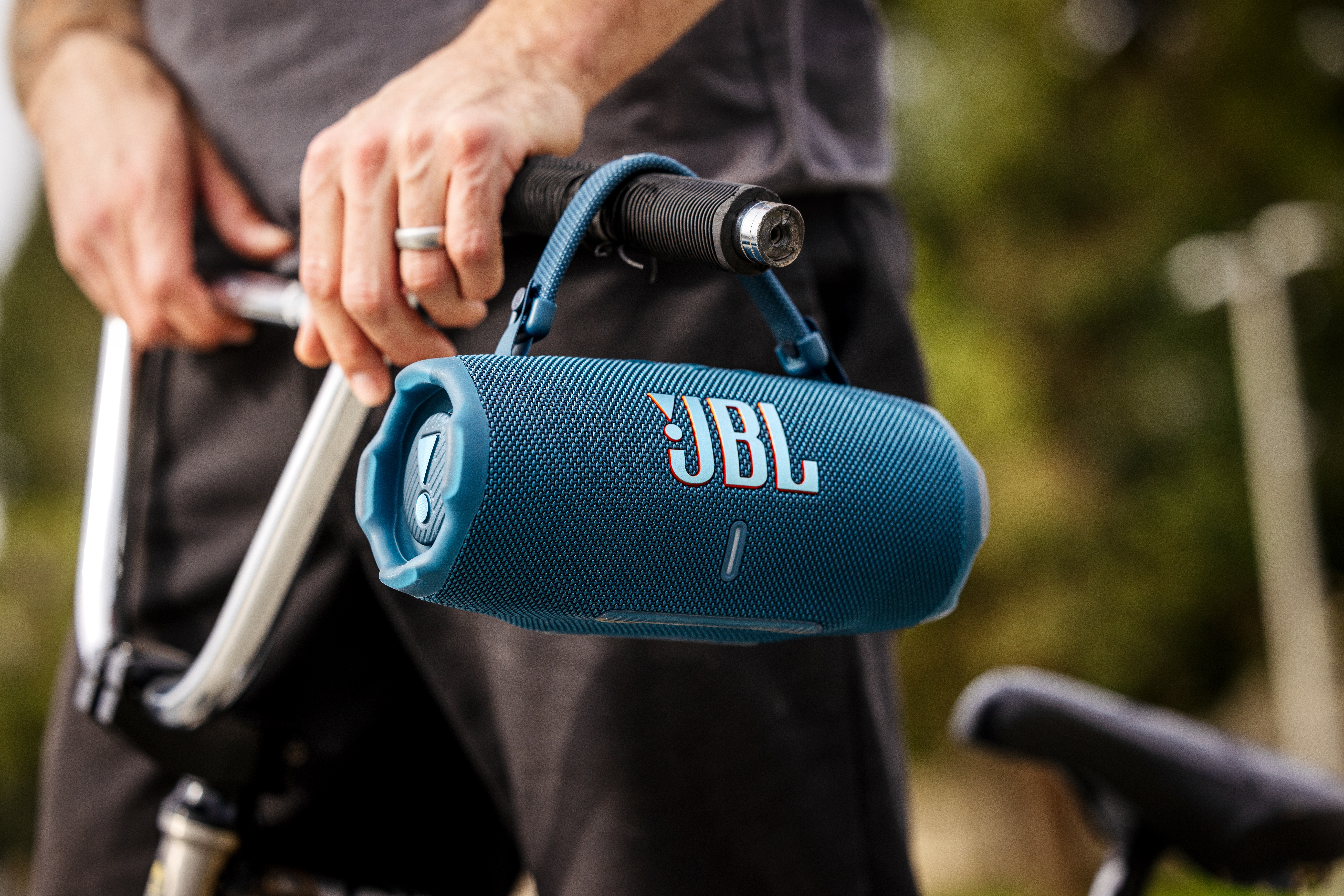 JBL heeft twee nieuwe draagbare speakers aangekondigd. De JBL Flip 7 en de JBL Charge 6 zijn ideale speakers voor als je een dagje naar het strand gaat of een feestje in je achtertuin wilt bouwen. Beide maken gebruik van AI Soundboost en de Charge 6 kan je zelfs gebruiken als powerbank.
