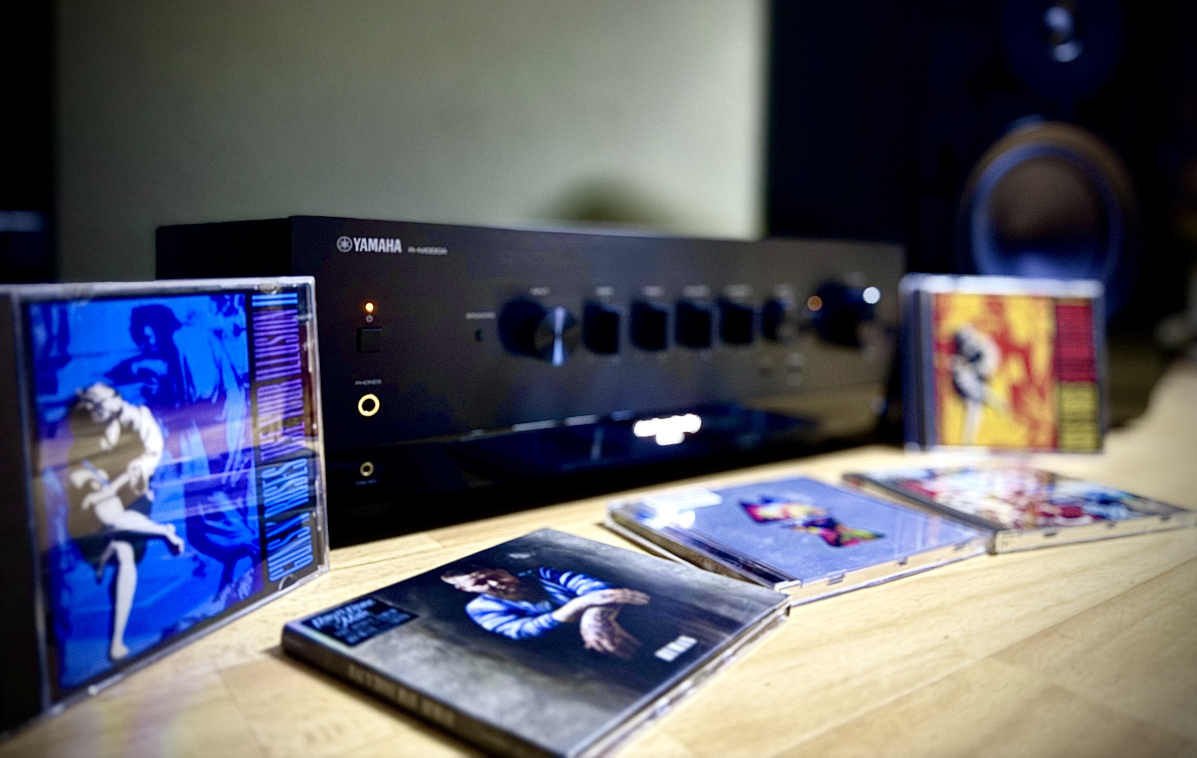 WANT-Redacteur Sebastiën Hoek heeft een fascinatie voor retro tech en audio. En deze twee komen samen in de Yamaha R-N1000A. Een receiver die analoog geluid combineert met digitale gemakken.