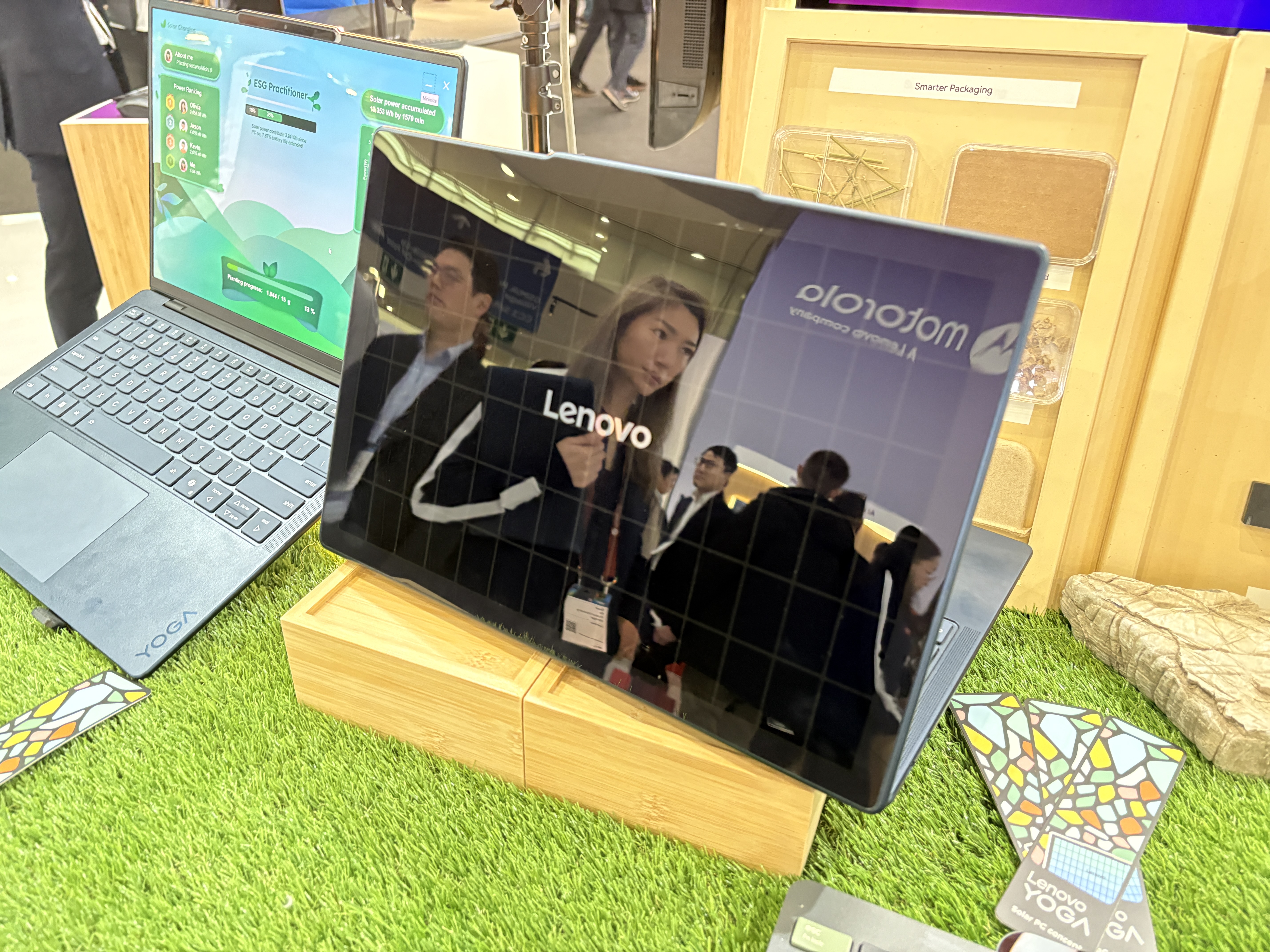 Lenovo showt bizarre laptop die je (bijna) niet hoeft op te laden