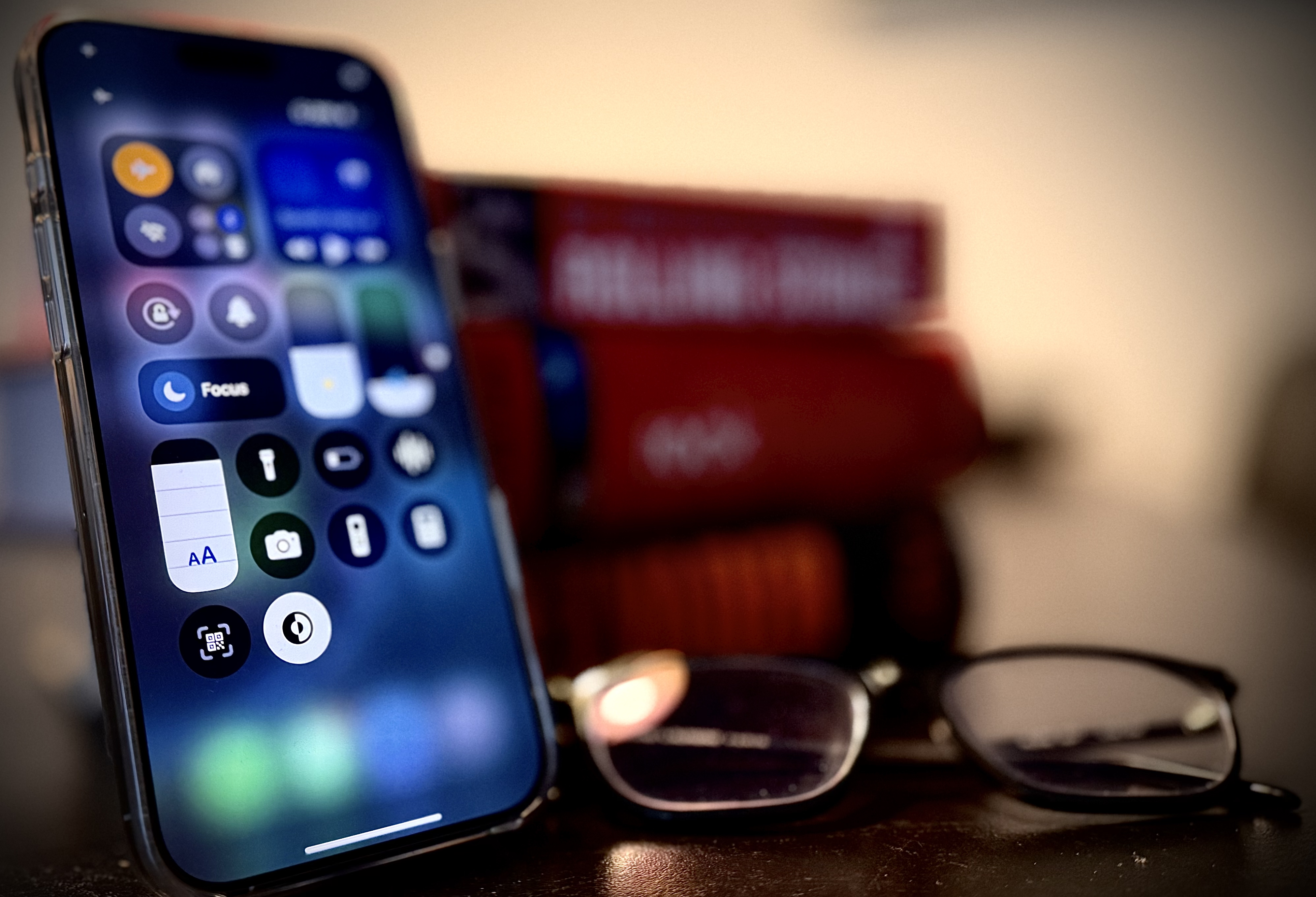 Soms ga je weleens gehaast van huis en vergeet je spullen mee te nemen. Als je een leesbril gebruikt en je vergeet die mee te nemen, dan kan lezen een hele uitdaging zijn. Maar met deze iPhone tip kan je iedere tekst gemakkelijk lezen, zelfs zonder bril.