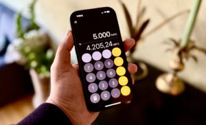 Als je buiten Europa op vakantie gaat, krijg je te maken met vreemde valuta. Als je iets wil omrekenen naar euro's dan kan dit best lastig zijn. Met deze iPhone tip voor je rekenmachine kom je er heel gemakkelijk achter hoeveel iets kost in euro's