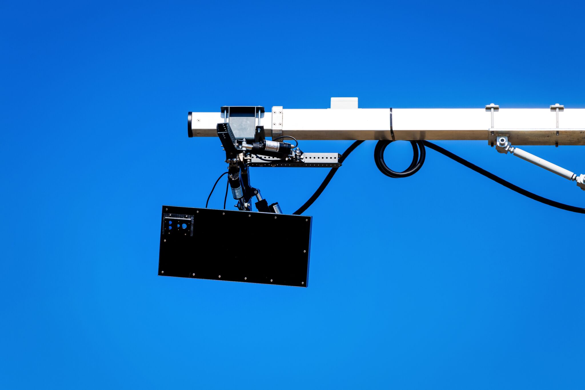 Deze verkeerscamera flitst als je je smartphone gebruikt