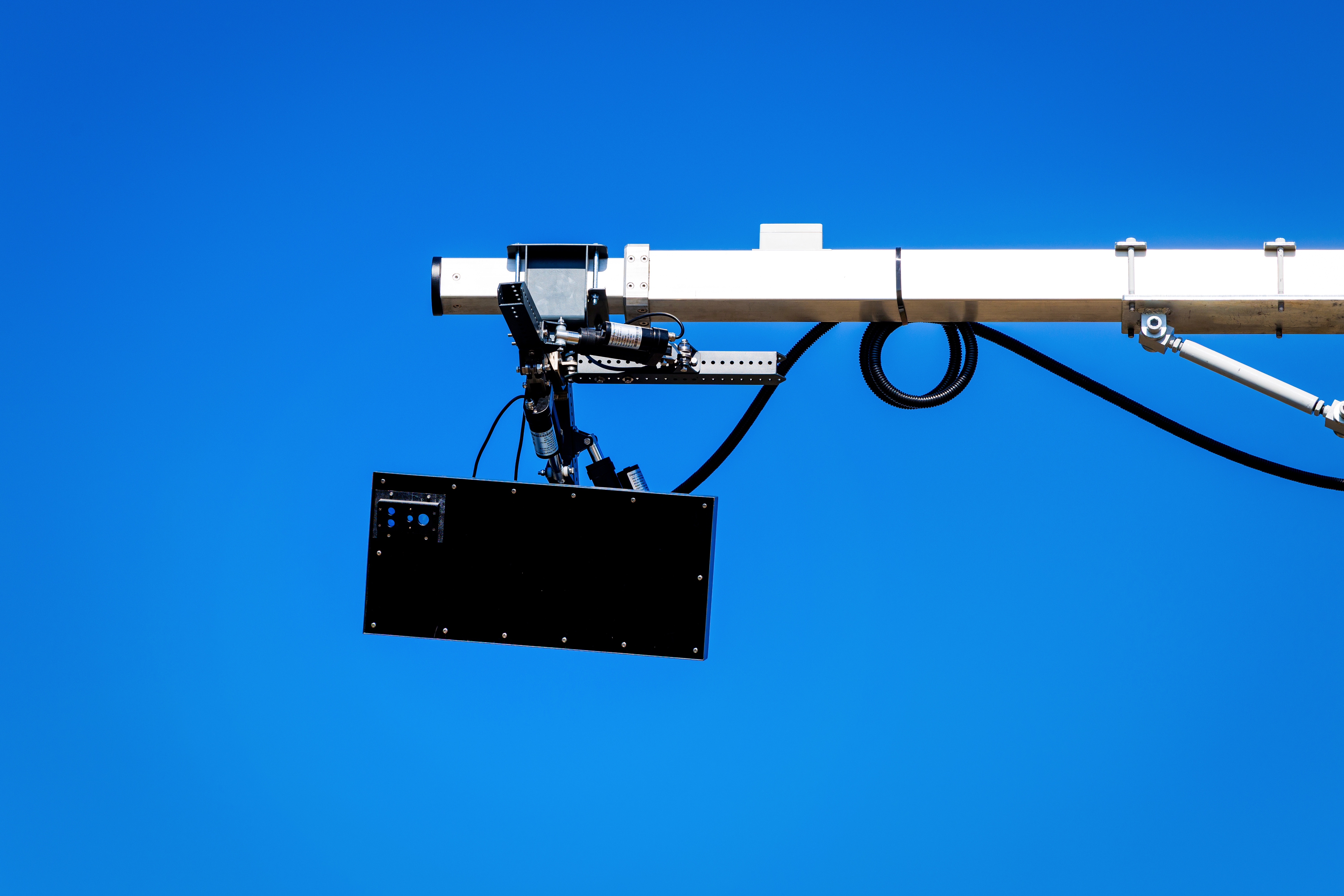 Deze verkeerscamera flitst als je je smartphone gebruikt