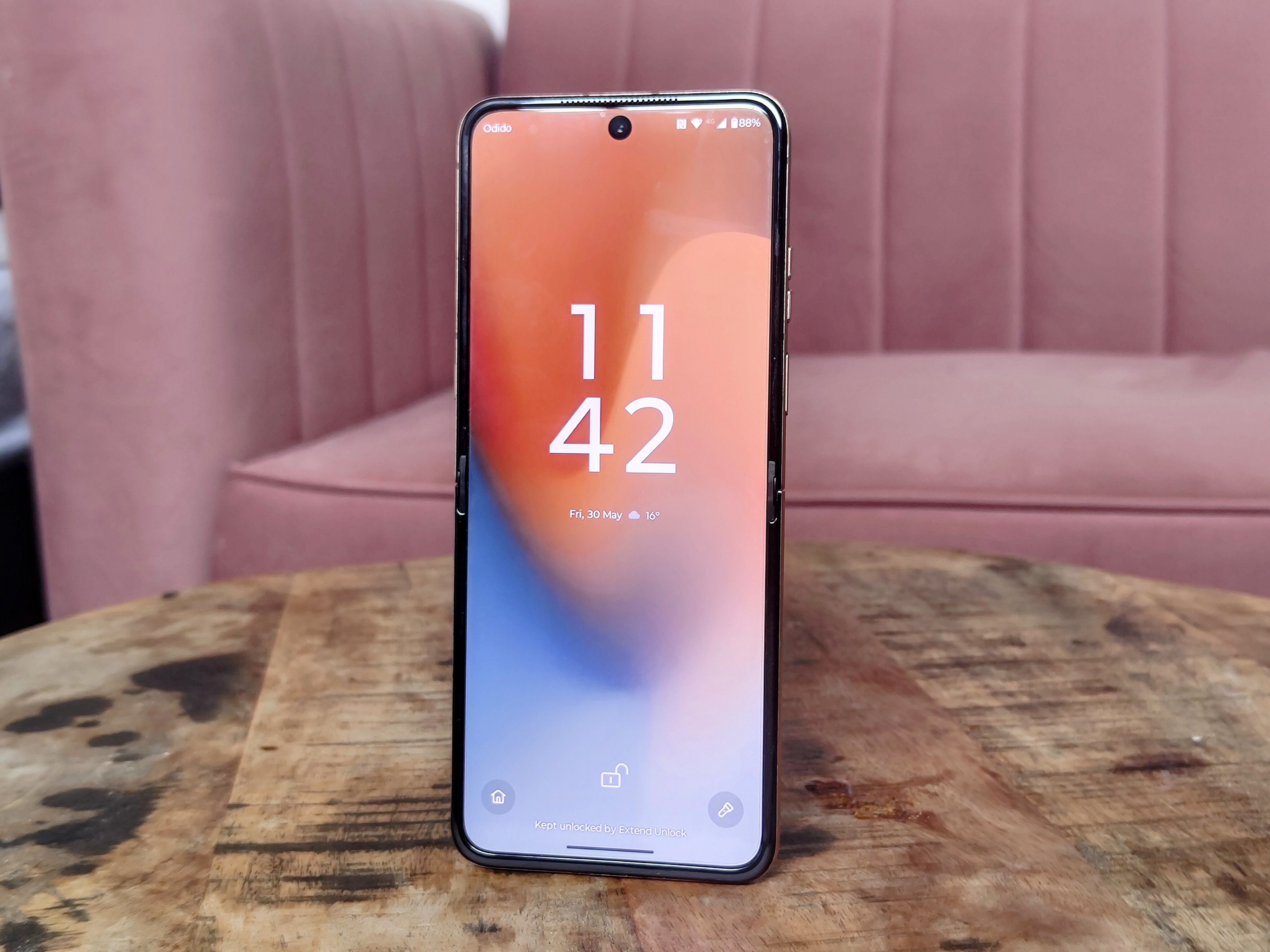 Een vouwtelefoon voor het eerst gebruiken is een nieuwe ervaring. De Motorola Razr 60 Ultra houdt die nieuwigheid echter erg lang leuk.