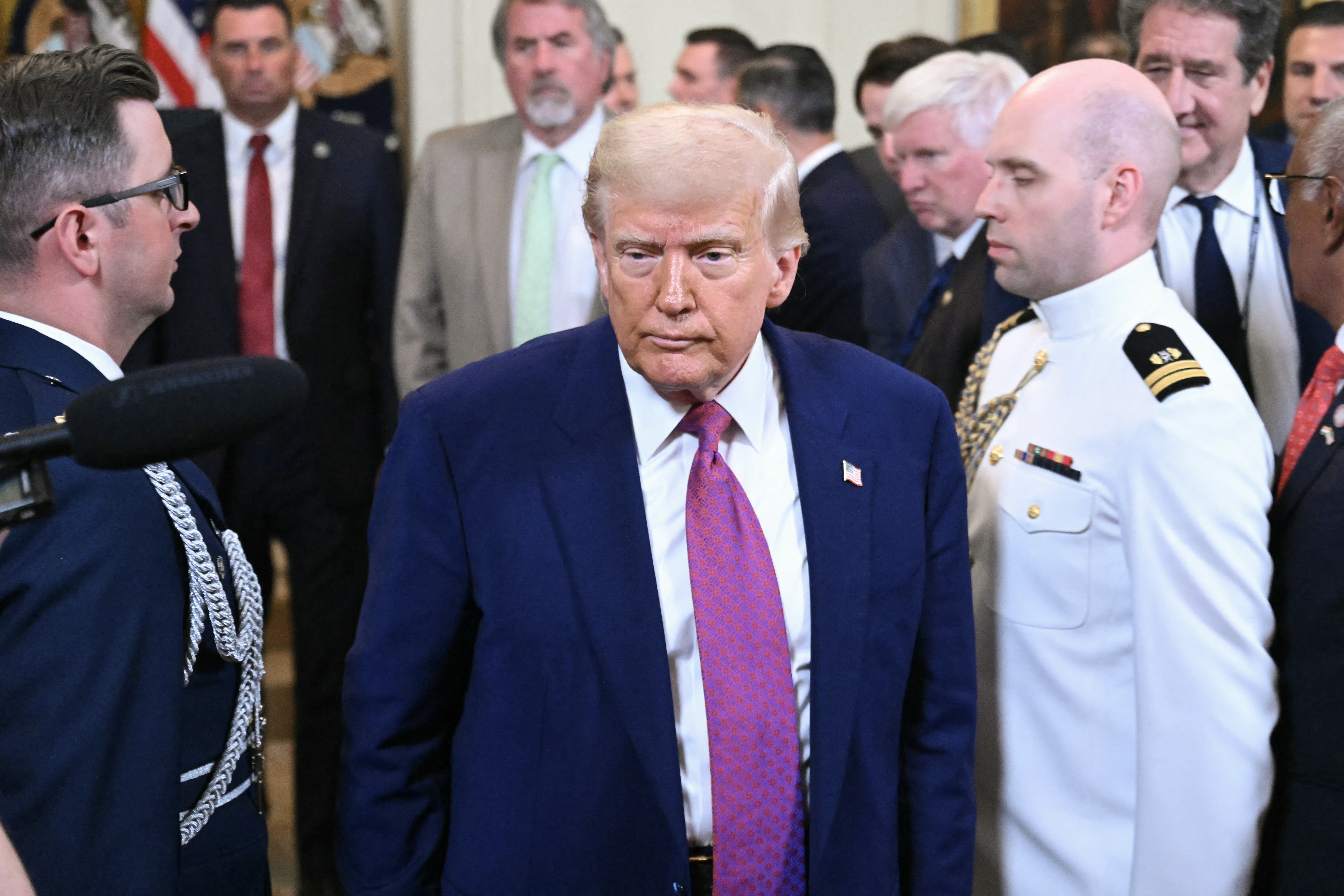 De Amerikaanse president Donald Trump vertrekt na het ondertekenen van een wetsvoorstel dat de Californische regel blokkeert die de verkoop van nieuwe auto's op gas verbiedt voor 2035 in de East Room van het Witte Huis in Washington, DC op 12 juni 2025. President Trump zei donderdag dat hij in de nabije toekomst mogelijk de tarieven op geïmporteerde auto's zal verhogen, in een poging om de binnenlandse productie te ondersteunen. SAUL LOEB / AFP