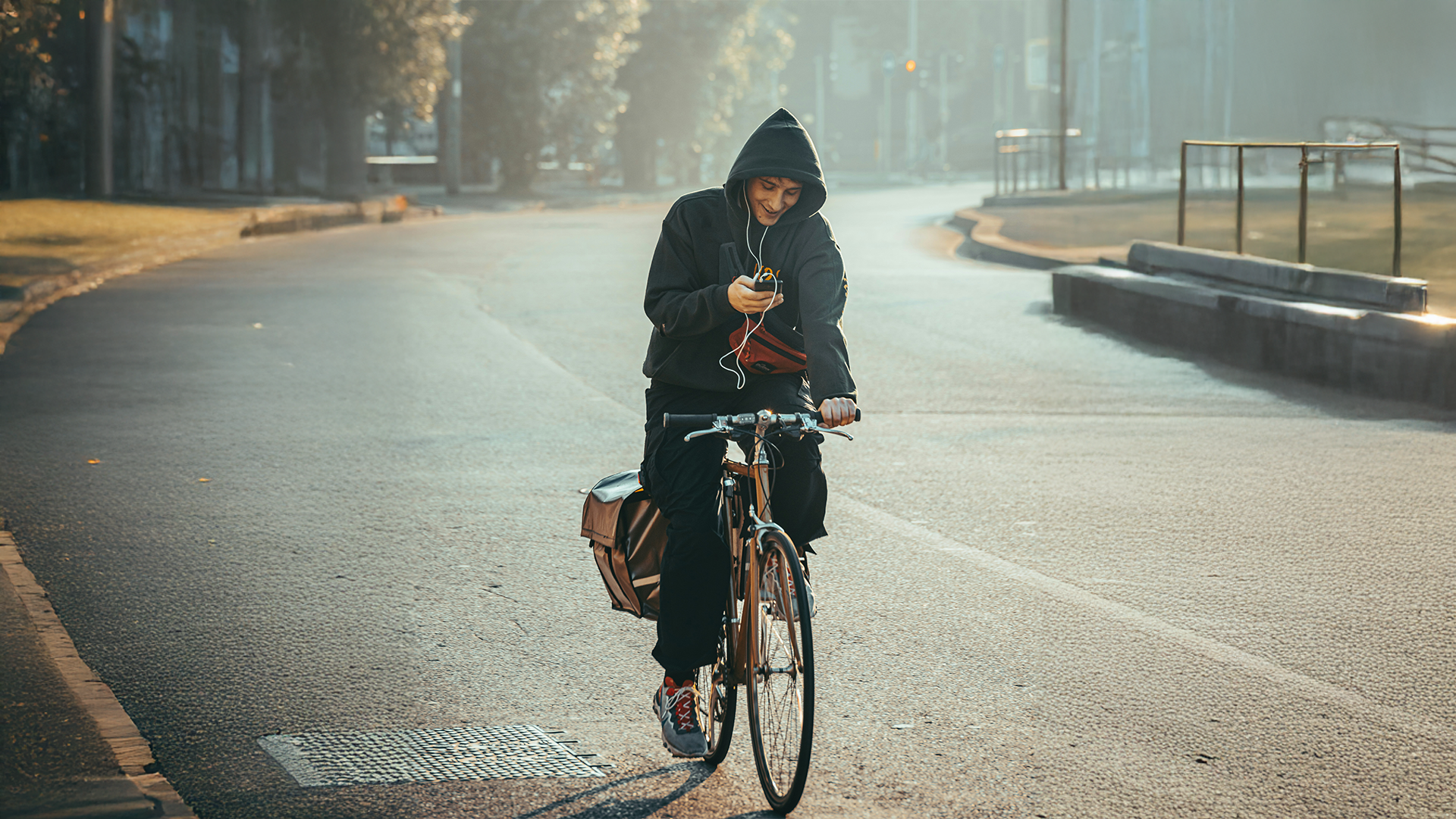 We weten allemaal hoe het zit met autorijden, maar mag je ook niet je smartphone gebruiken op de fiets?