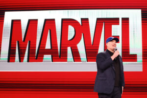 Kevin Feige, het hoofd van Marvel Studios, houdt een uitgebreide persconferentie over de aankomende Marvel-producties.