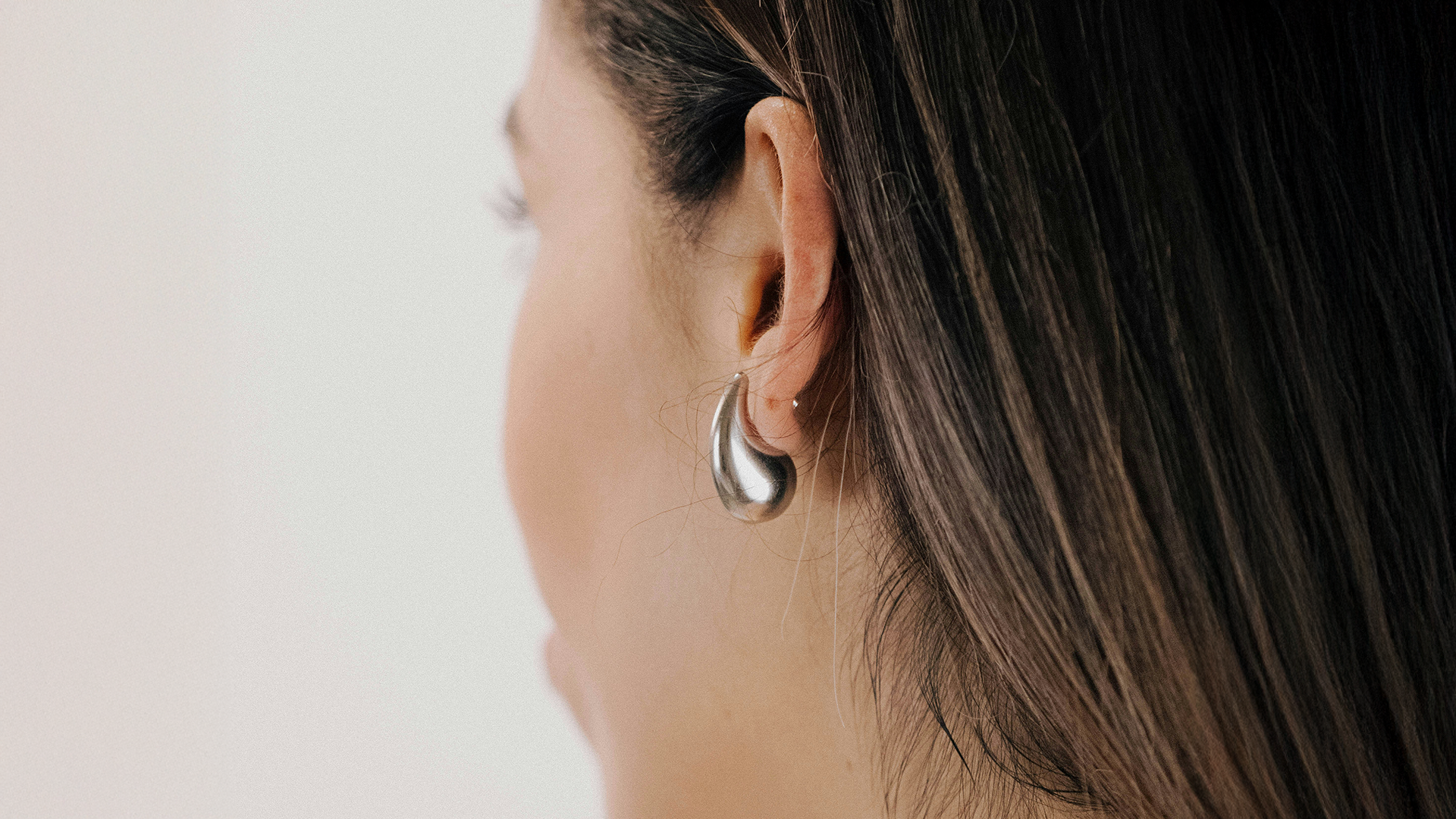 Samsung lijkt interesse te hebben in het maken van smart-apparaten voor om je nek en aan je oren. De wearables-categorie gaat hiermee een compleet nieuwe kant op.