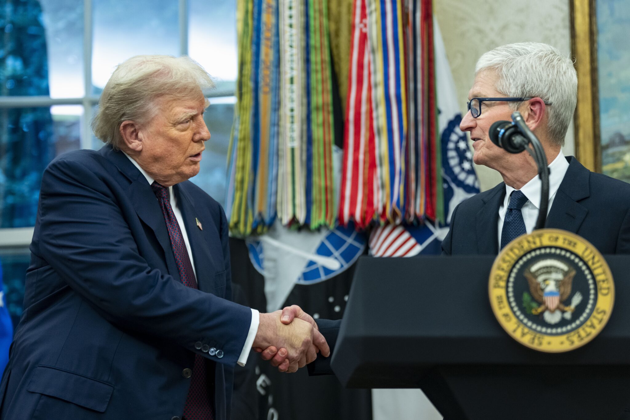 Apple op bezoek bij Donald Trump en belooft 100 miljard dollar