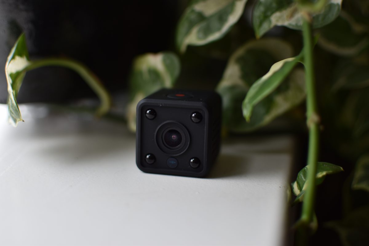 Zo controleer je op verborgen camera's in je Airbnb