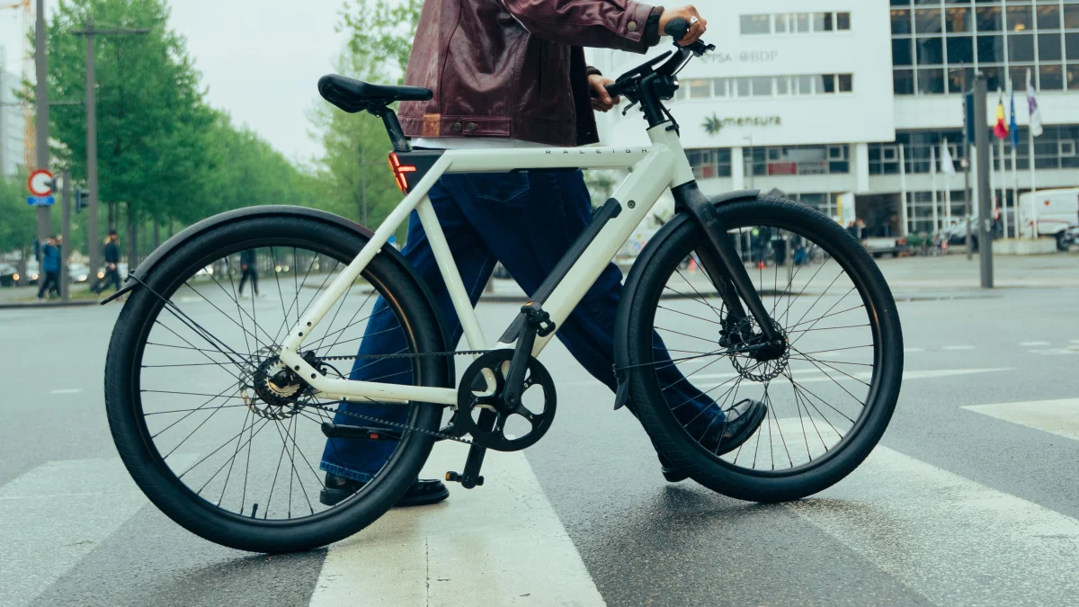 Goedkopere 'VanMoof-fiets' Raleigh One is nu beschikbaar