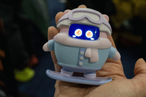 Er komt een nieuw virtueel huisdiertje dat erg doet denken aan een Tamagotchi. Echter groeit de Sweekar fysiek uit tot een volwassen robotje.