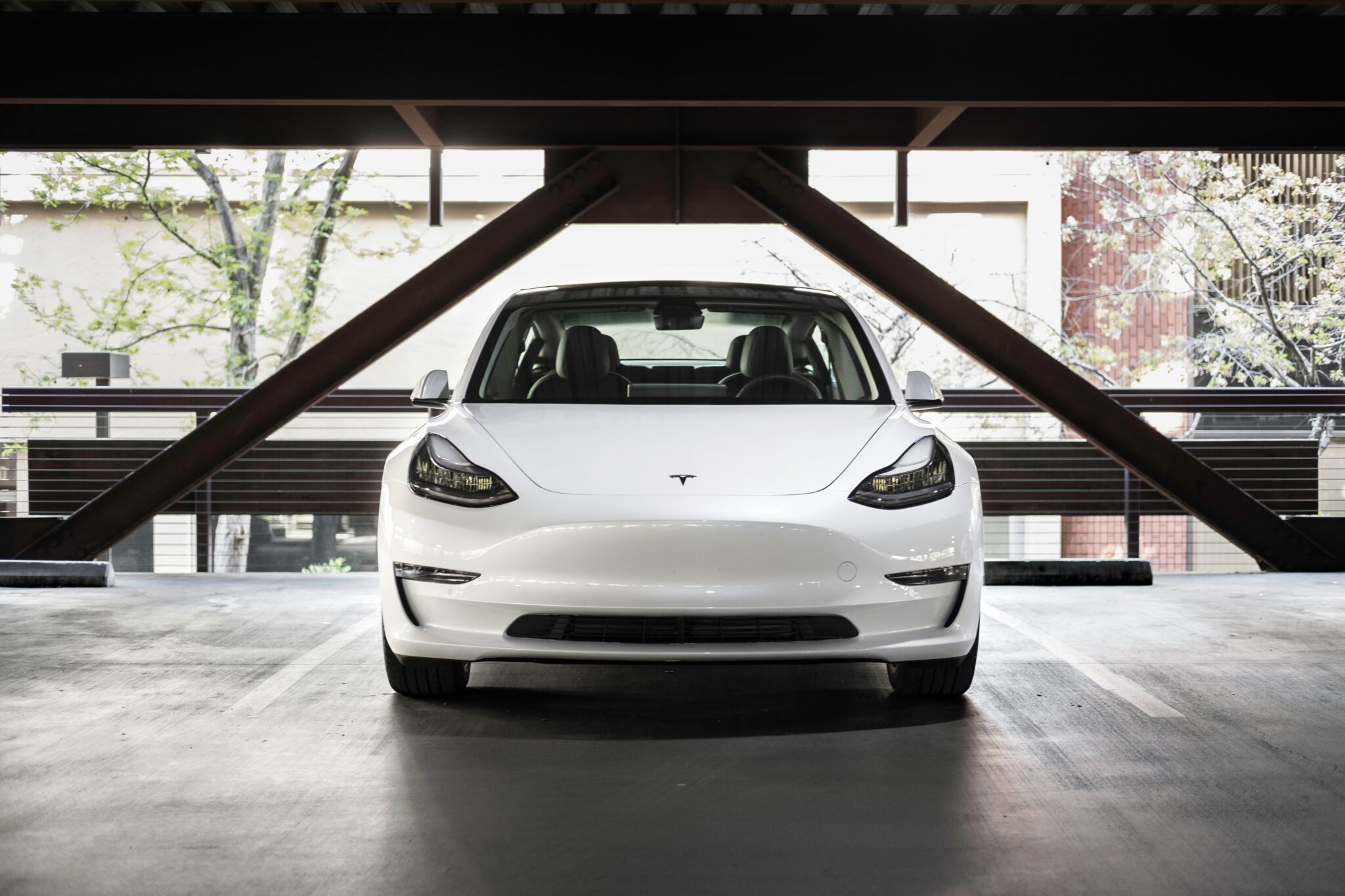Jarenlang was het in Nederland niet toegestaan om de zelfrijdende software in je Tesla te gebruiken. Vanaf nu mag dat wel. Dit moet je erover weten.