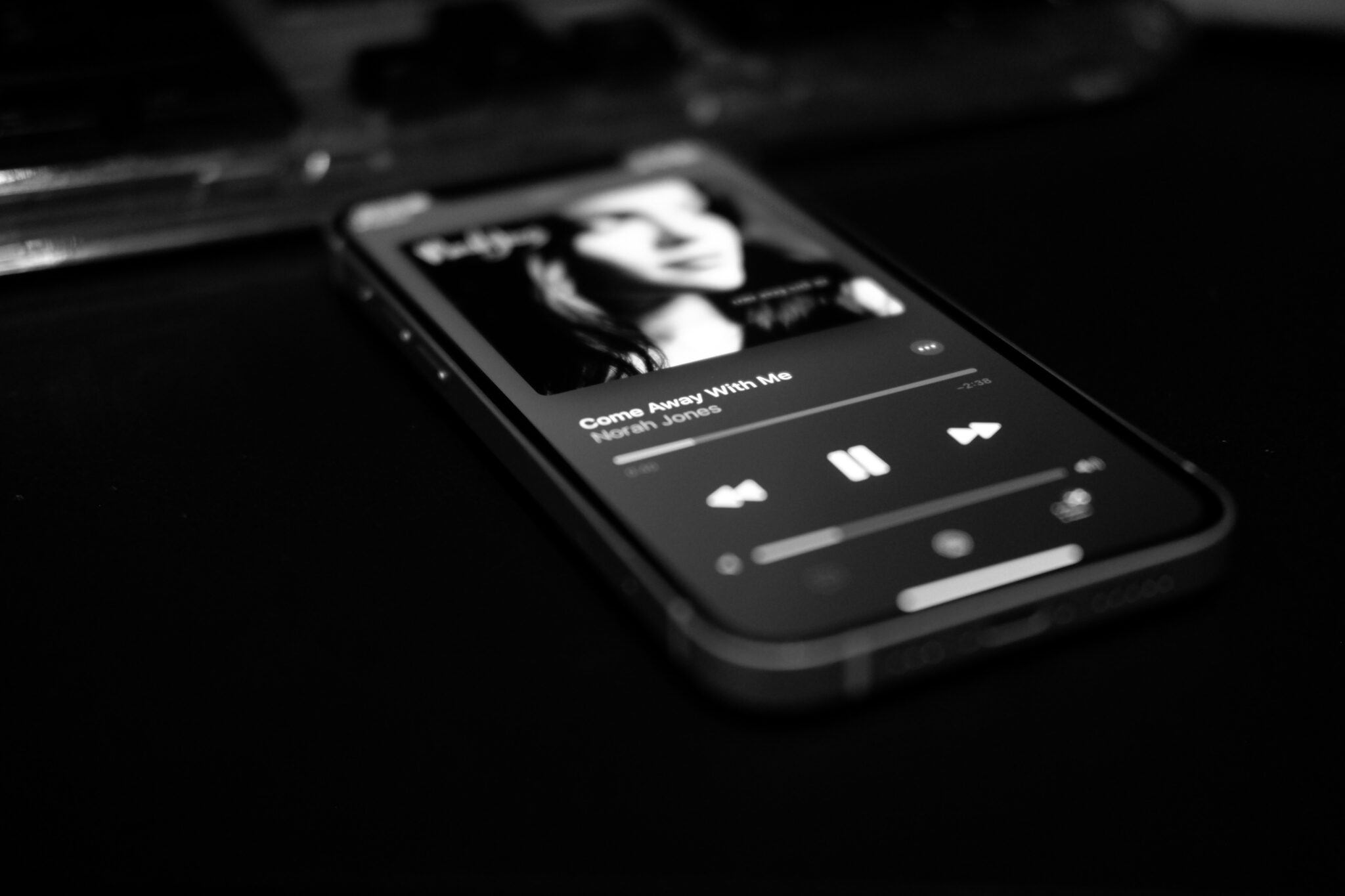 Wie zonder te betalen muziek wil luisteren is daarvoor nu aangewezen op gratis functies van bijvoorbeeld Spotify. Via Apple Music kan dat niet, maar dat verandert mogelijk binnenkort.
