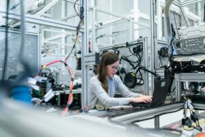 Veel experts vrezen dat de opkomst van kunstmatige intelligentie ons banen gaat kosten. Volgens Amazon-oprichter Jeff Bezos gaat AI juist voor het tegenovergestelde zorgen.