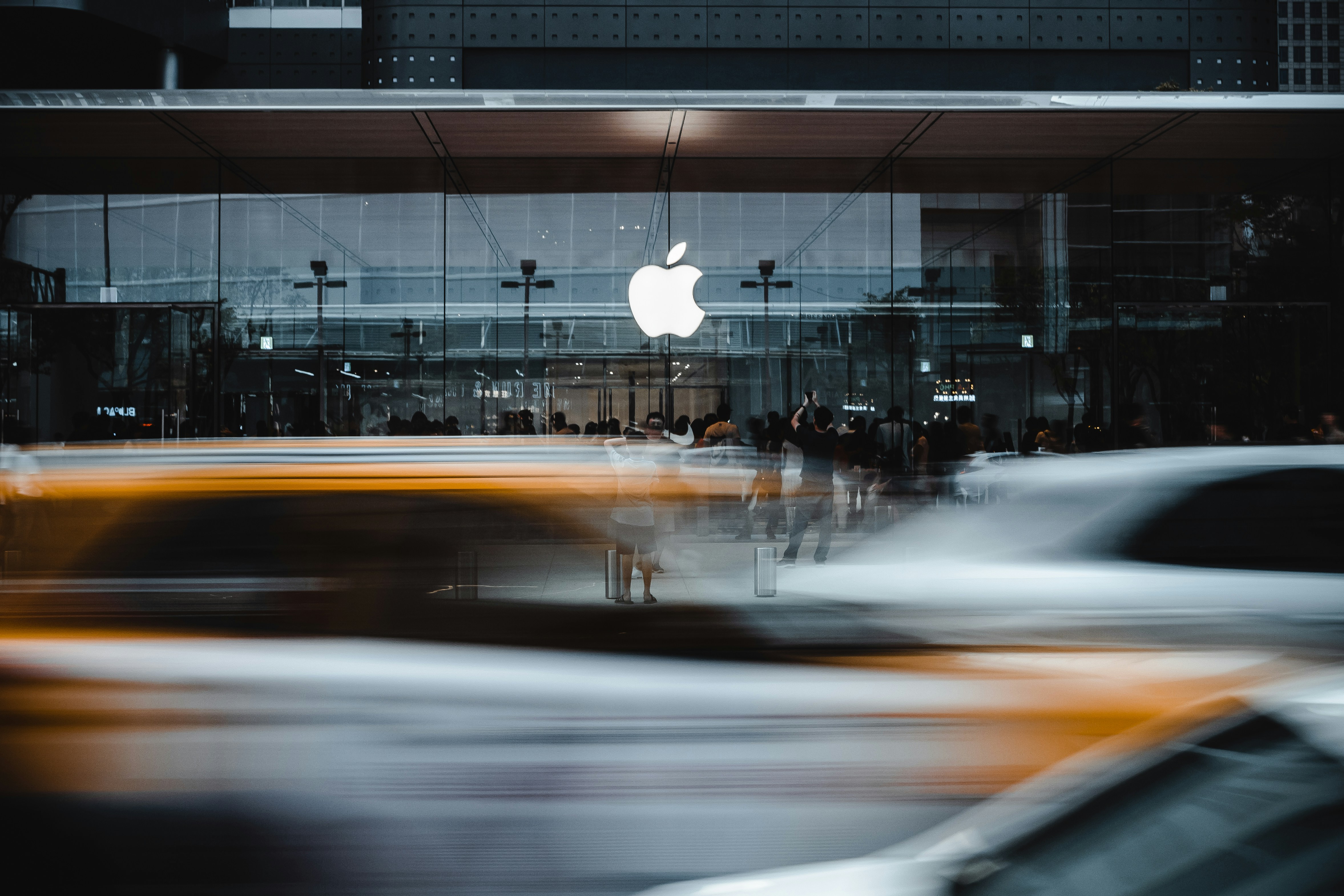 Apple heeft OpenAI aangeklaagd. Het bedrijf achter ChatGPT zou bedrijfsgeheimen hebben gestolen van de iPhone-maker.