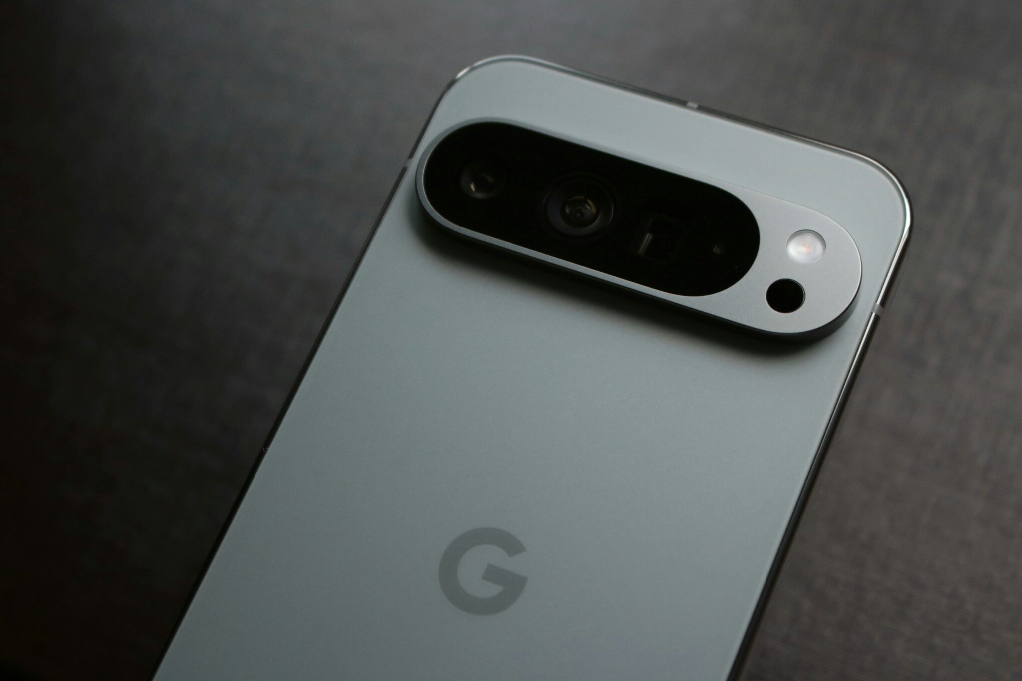 Voor iPhone-gebruikers is de AirTag de afgelopen jaren een soms haast onmisbaar accessoire geworden. Google lijkt nu aan een directe concurrent te werken, maar dan voor mensen met een Android-telefoon.